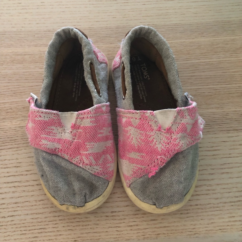 Toddler girl toms. Good condition. Size 6.
